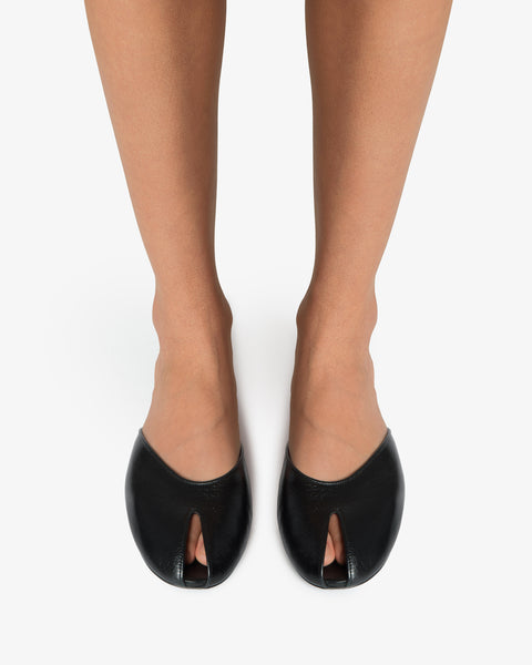 Date Flat in Black Leather