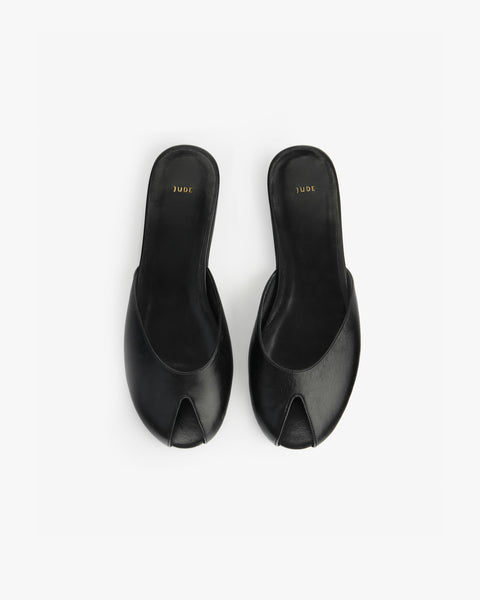 Date Flat in Black Leather