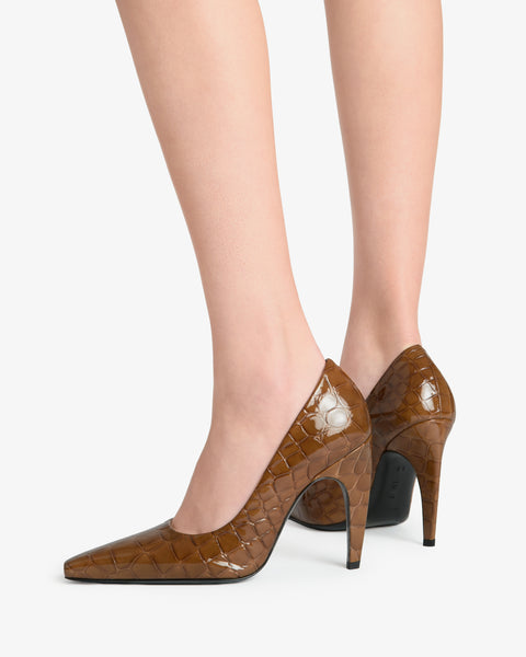 fame pump in brown croc embossed leather