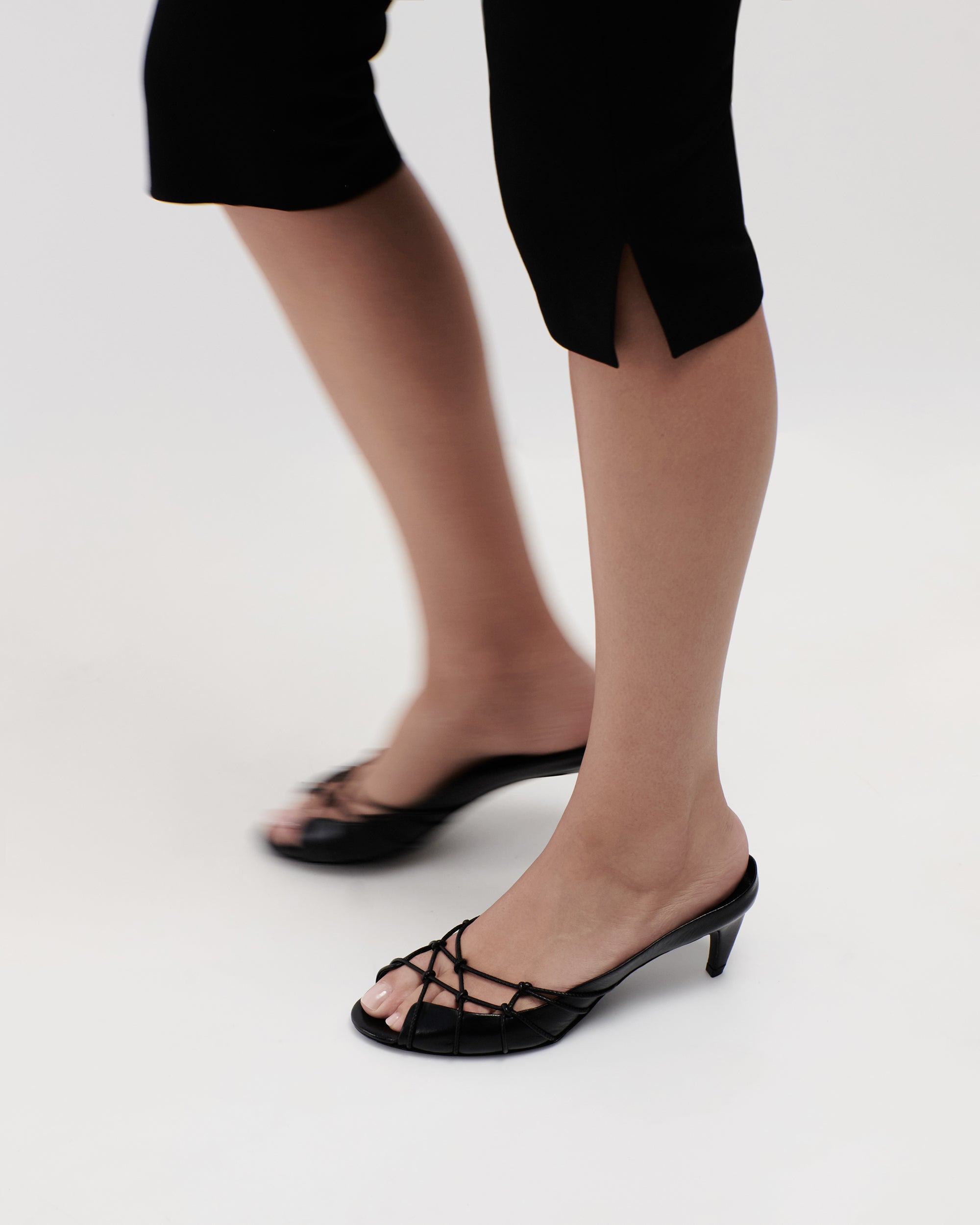 Cross Sandal in Black Leather – JUDE